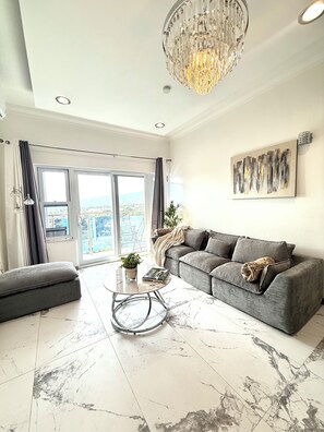Living area - Cozy 1-bedroom apartment in quaint Kingston with AC and gym (Kingston)