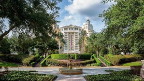Un hotel con un cortile centrale, una fontana e un giardino con disposizione simmetrica.