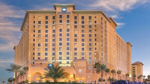Un gran hotel de varios pisos con un letrero destacado que dice 'WYNDHAM' en la parte superior.