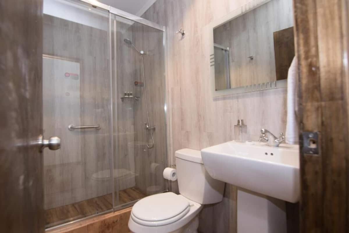 Triple Room, Balcony, City View | Bilik Mandi