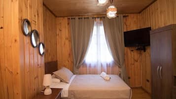 Szoba kétszemélyes ággyal, kilátással a hegyre