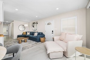 Living area - Brand new Beachfront Remodel-Steps to Ocean (Seal Beach)