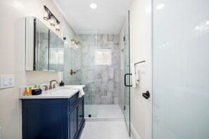 Shower, hair dryer, towels - Brand new Beachfront Remodel-Steps to Ocean (Seal Beach)
