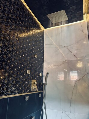 Shower, hair dryer, bidet, towels - Where Design Meets Comfort - Modern 3BR at Sloan’s Lake (Denver)