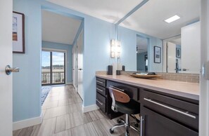 Interior - Updated 2 Bed 2 Bath Condo on beautiful Lake Hamilton 7 minutes from Oaklawn!! (Lake Hamilton)