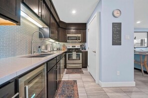 Fridge, microwave, oven, stovetop - Updated 2 Bed 2 Bath Condo on beautiful Lake Hamilton 7 minutes from Oaklawn!! (Lake Hamilton)