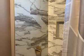 Haartrockner, Handtücher, Seife, Shampoo