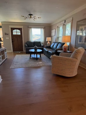 TV - Small Cozy home just down the road from downtown Guntersville! (Guntersville)