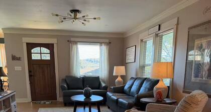 Small Cozy home just down the road from downtown Guntersville!