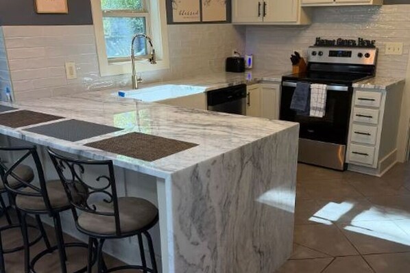 Fridge, microwave, oven, stovetop - Small Cozy home just down the road from downtown Guntersville! (Guntersville)