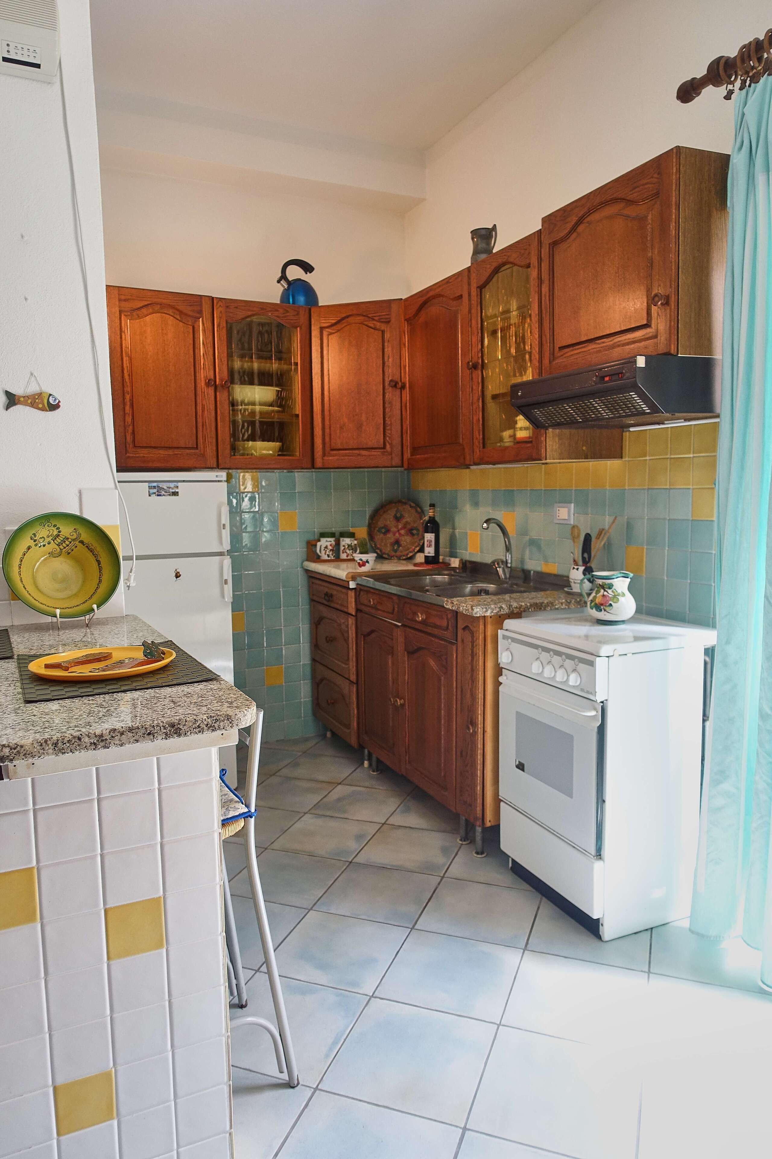 Een koelkast, een kookplaat, een koffiezetapparaat/waterkoker