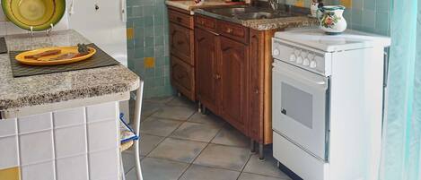 Een koelkast, een kookplaat, een koffiezetapparaat/waterkoker