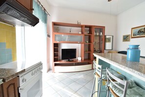 Frigorífico, placa de cocina, cafetera o tetera y utensilios de cocina