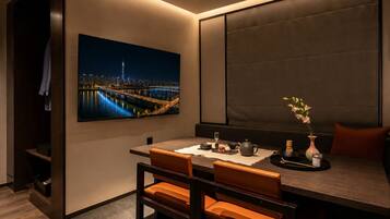 Blackout drapes, soundproofing, free WiFi