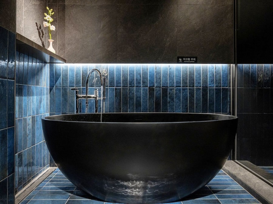 Een haardroger, pantoffels, een bidet, handdoeken
