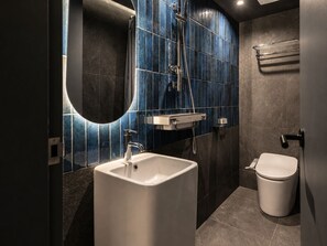 Sèche-cheveux, chaussons, bidet, serviettes fournies