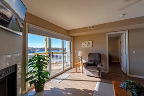 Smart TV - NEW Listing! Ledges condo. Enjoy some R&R in this walk-in 2bedroom w/water view (Osage Beach)