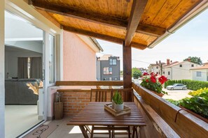 Outdoor dining - Holiday apartment mit Klimaanlage und Balkon (Funtana)