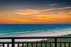 Blick auf einen Strand mit blauem Himmel und Meer.