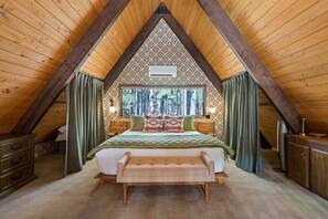 2 habitaciones, escritorio y tabla de planchar con plancha 