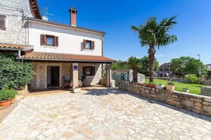 Exterior - Holiday home mit Klimaanlage und Terrasse (Funtana)
