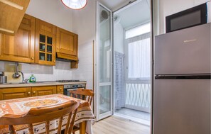 Réfrigérateur, plaque de cuisson, cafetière/bouilloire