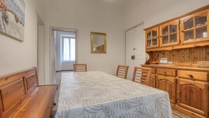 Une chambre à coucher avec un lit, une tête de lit en bois, une commode en bois et un miroir.