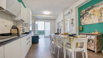 Kühlschrank, Ofen, Geschirrspüler, Wasserkocher mit Kaffee-/Teezubehör