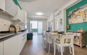 Kühlschrank, Ofen, Geschirrspüler, Wasserkocher mit Kaffee-/Teezubehör