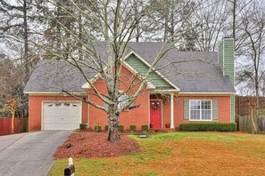 Exterior - Mins to Parks • Private Fenced Yard • 3BR/Sleeps 6 (Martinez)