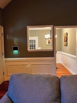 Una televisión, una chimenea