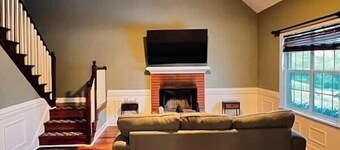 Mins to Parks • Private Fenced Yard • 3BR/Sleeps 6