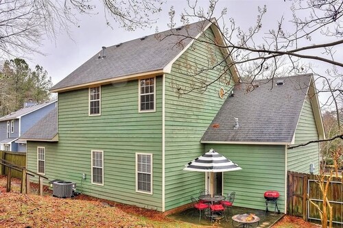 Mins to Parks • Private Fenced Yard • 3BR/Sleeps 6