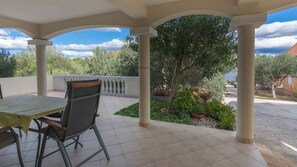 Outdoor dining - Holiday apartment near the beach (Tkon)