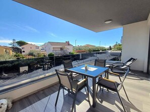 Outdoor dining - Holiday apartment with large balcony (Krk)