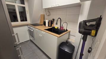 KĂŒhlschrank, Mikrowelle, Ofen, Herdplatte