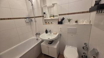 Dusche, Haartrockner, HandtĂŒcher, Seife