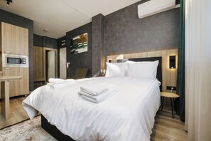 1 habitación, tabla de planchar con plancha y cuna de viaje 