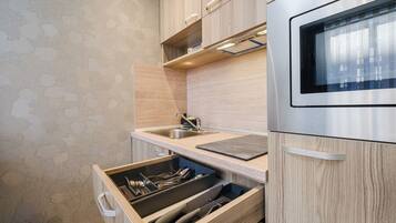 Fridge, microwave, stovetop, coffee/tea maker