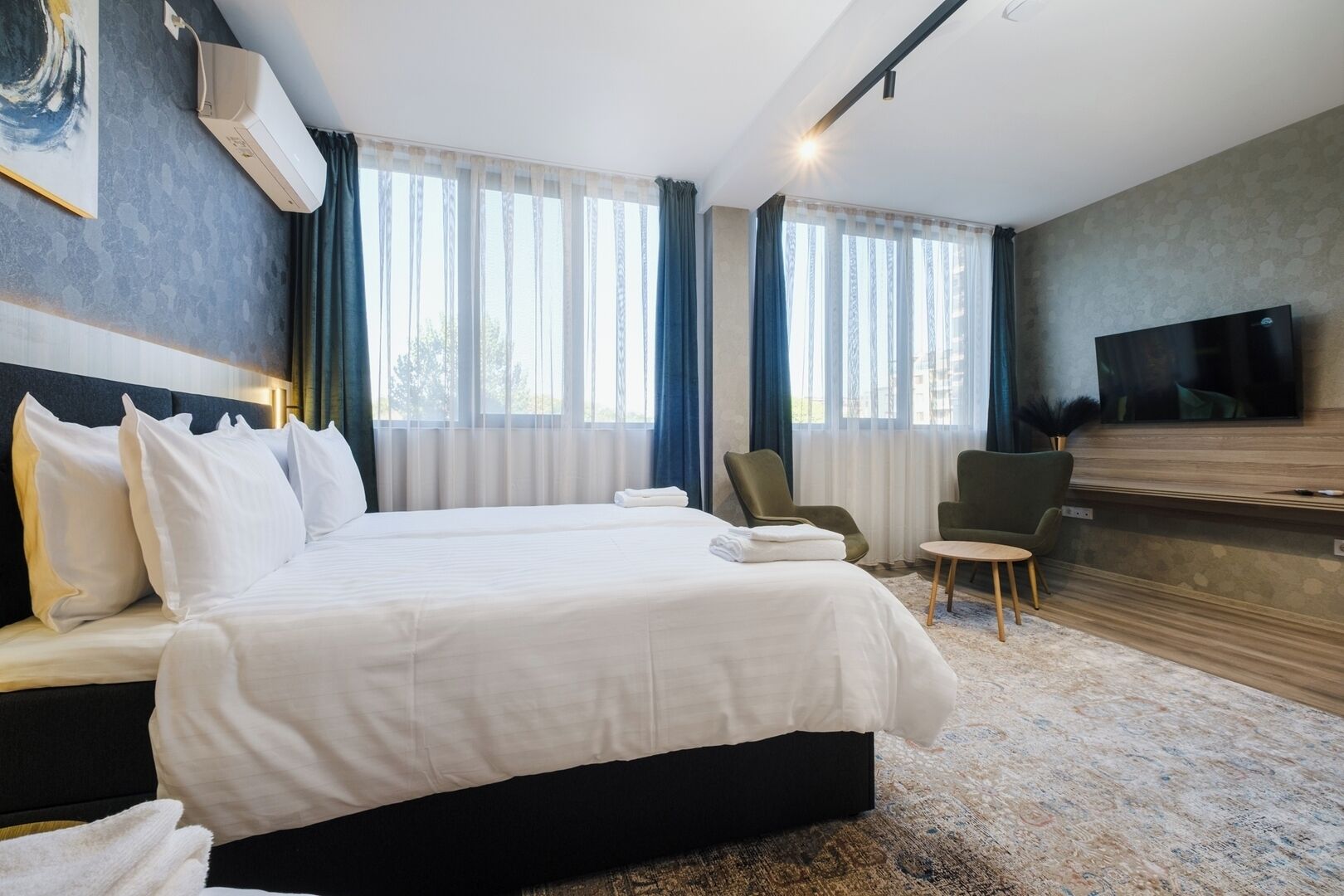 Ferros/tábuas de passar roupa, berço de viagem, Wi-Fi, roupa de cama