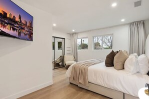 Een bureau, een strijkplank/strijkijzer, reisbedje, wifi