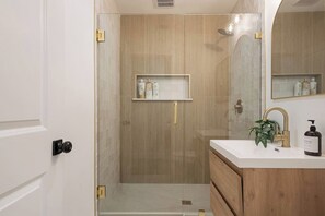 Hair dryer - Heated Pool | 20 Min to Disney | Beach | Game| BBQ (Long Beach)