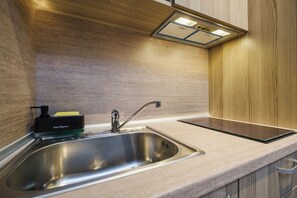 Jääkaappi, mikroaaltouuni, liesi, kahvin-/teenkeitin