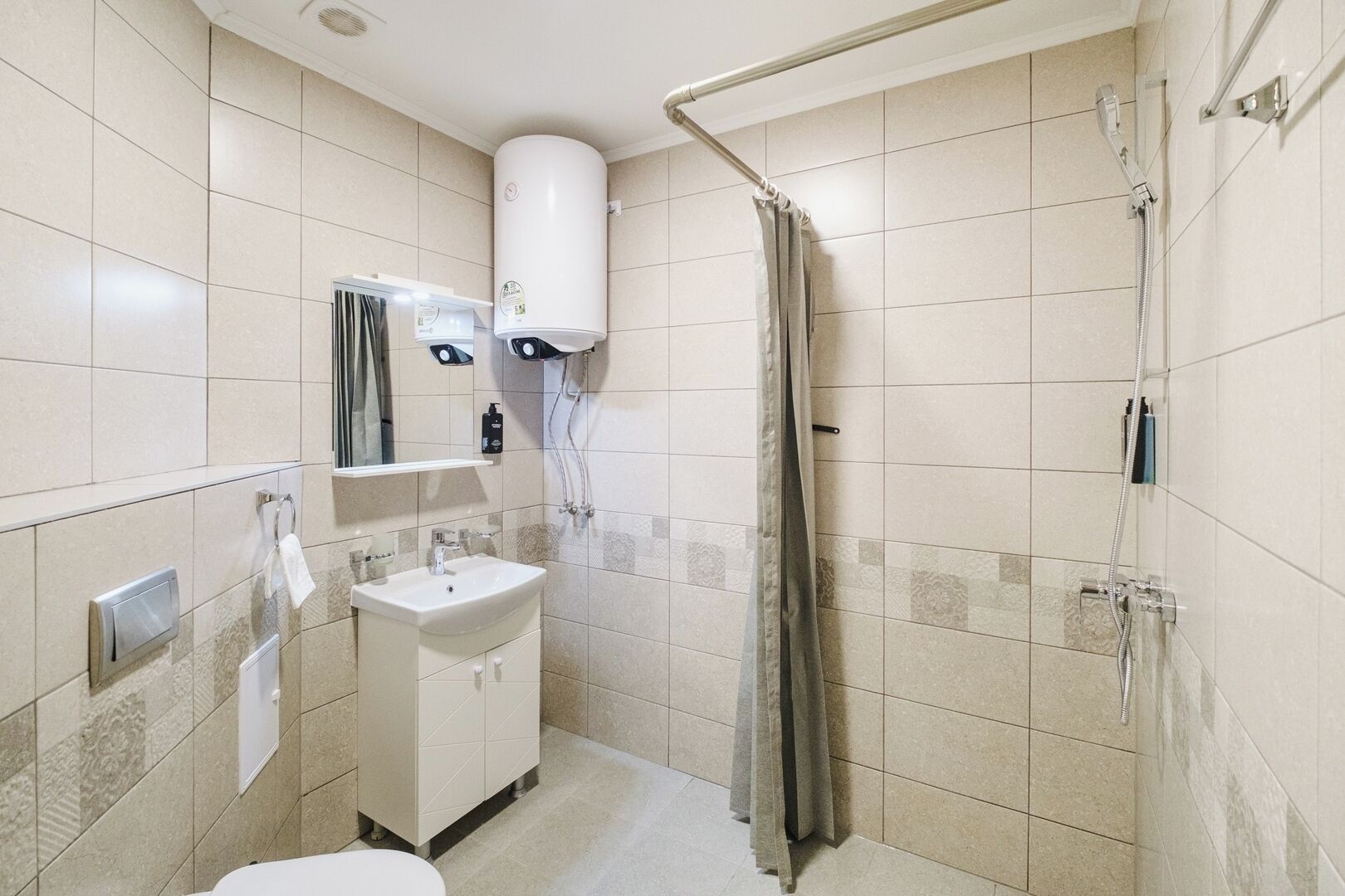 Ein kleines Badezimmer mit Toilette, Waschbecken und Dusche.