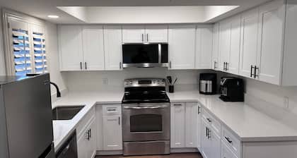 .25 mile walk to Downtown Flagstaff - brand new Condo 2bd