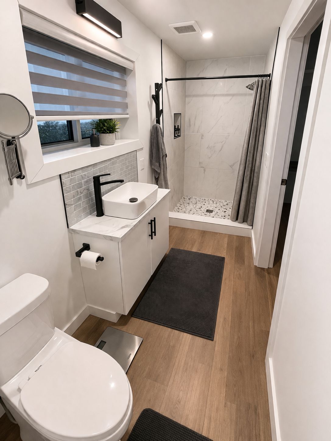 Douche, sèche-cheveux, serviettes fournies, savon