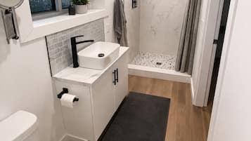 Douche, sĂšche-cheveux, serviettes fournies, savon