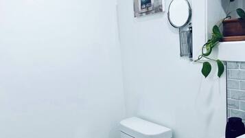 Een douche, een haardroger, handdoeken, zeep