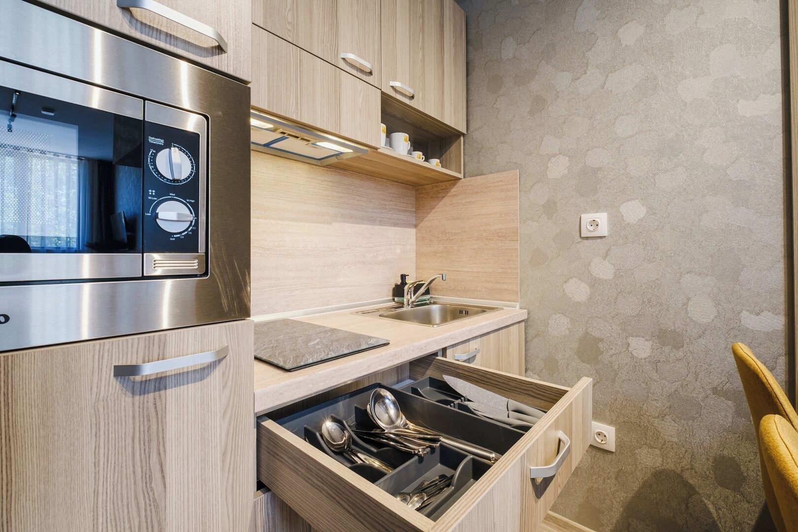 Kühlschrank, Mikrowelle, Herdplatte, Wasserkocher mit Kaffee-/Teezubehör