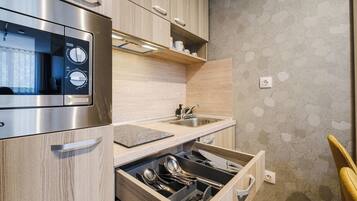 Kühlschrank, Mikrowelle, Herdplatte, Wasserkocher mit Kaffee-/Teezubehör